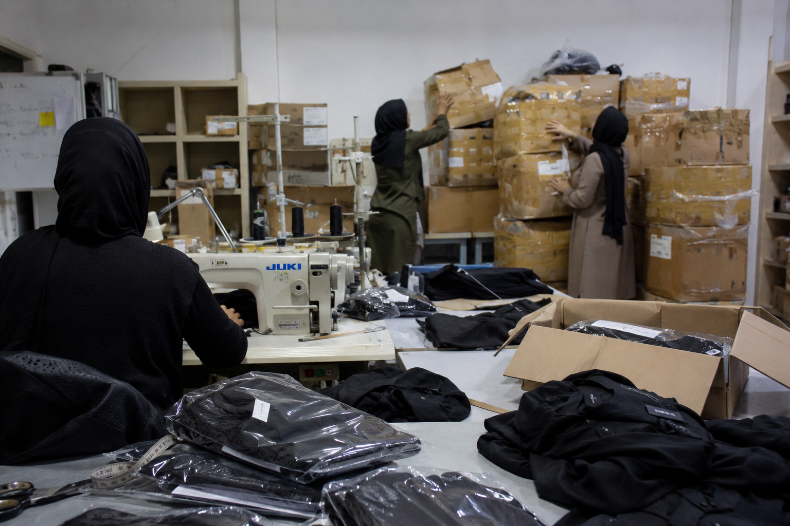 Fabricant ou grossiste d'abayas : quelles différences pour votre boutique ?