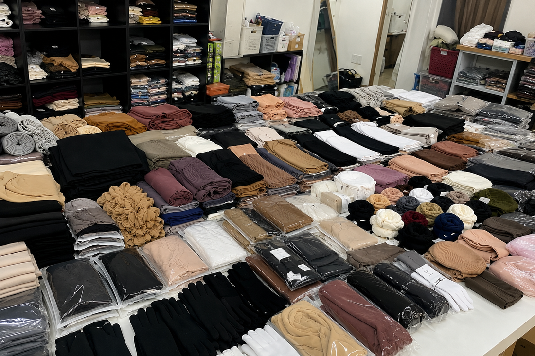 Les accessoires indispensables dans une boutique de vêtements pudiques