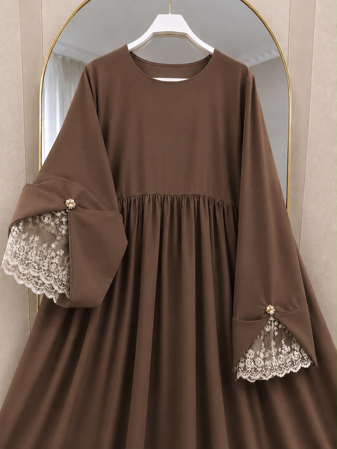 Abaya ample à manches dentelle avec broches perles