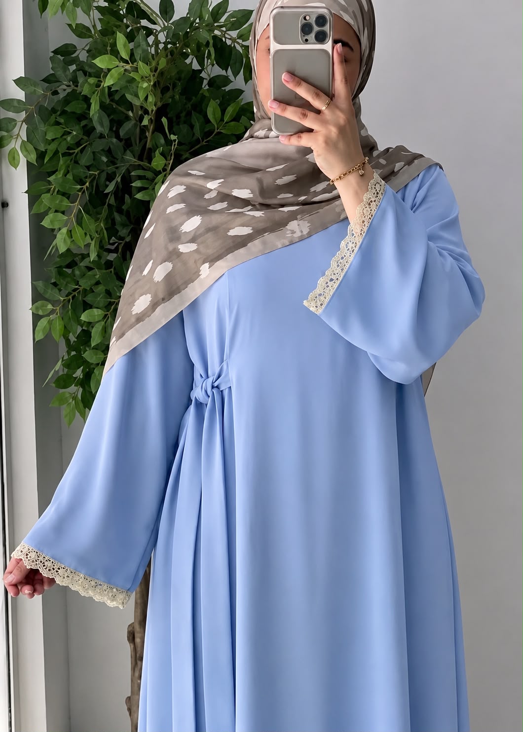 Abaya longue à manches en dentelle avec attache à nouer sur le côté