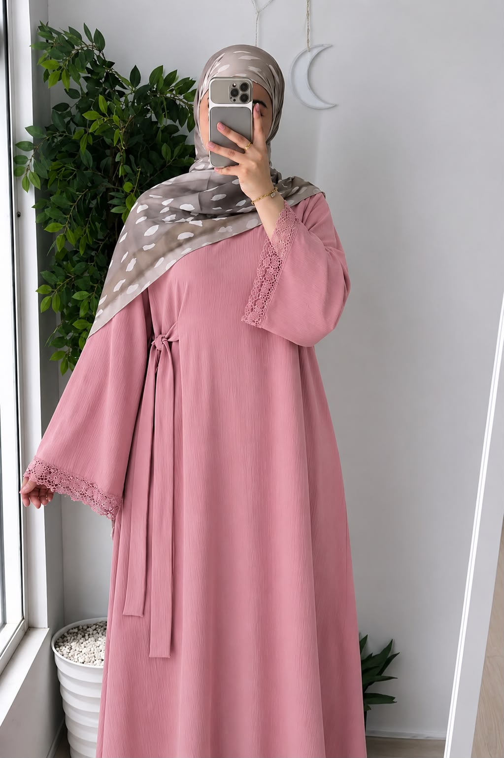 Abaya longue à manches en dentelle avec attache à nouer sur le côté