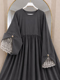 Abaya ample à manches dentelle avec broches perles