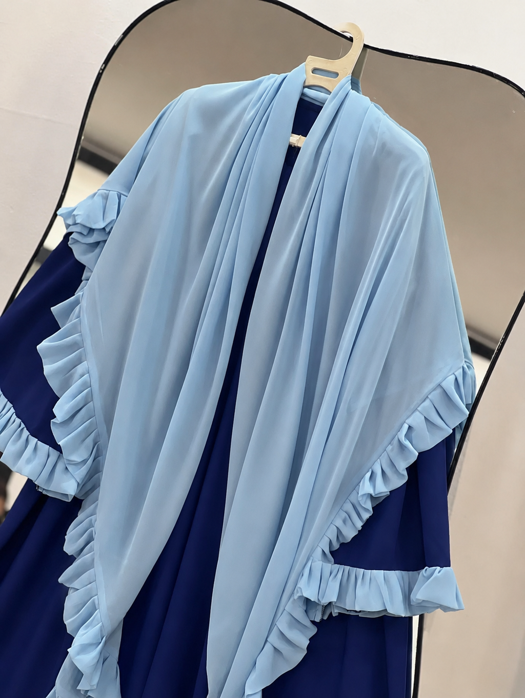 Abaya Naïla – Froncée à la poitrine & Hijab carré volant assorti