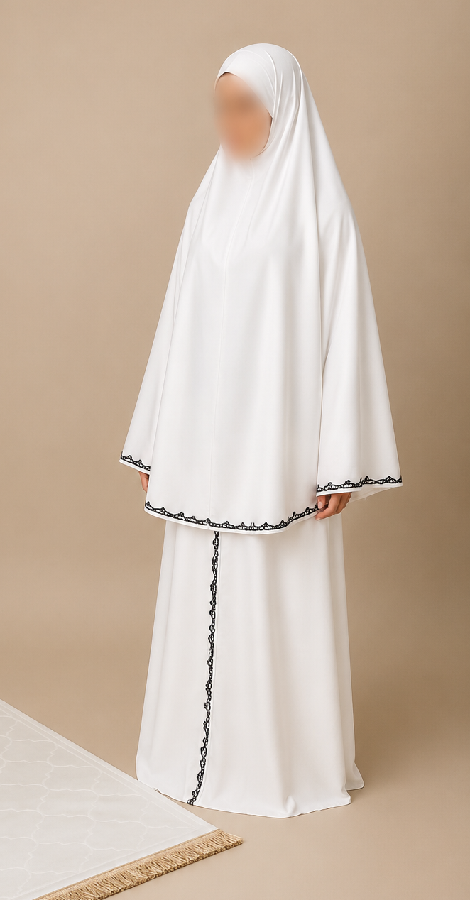 Tenue de prière deux pièces blanche à broderies noires – Jupe & Cape à enfiler