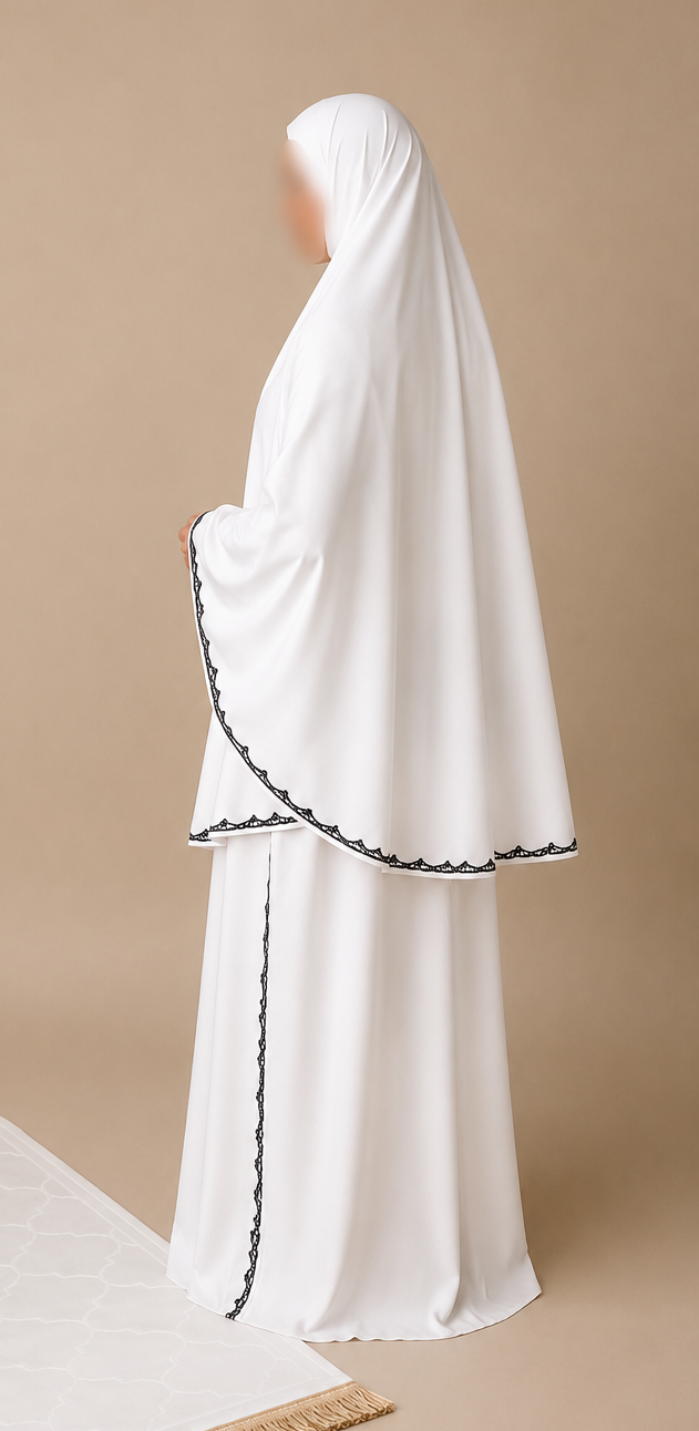 Tenue de prière deux pièces blanche à broderies noires – Jupe & Cape à enfiler